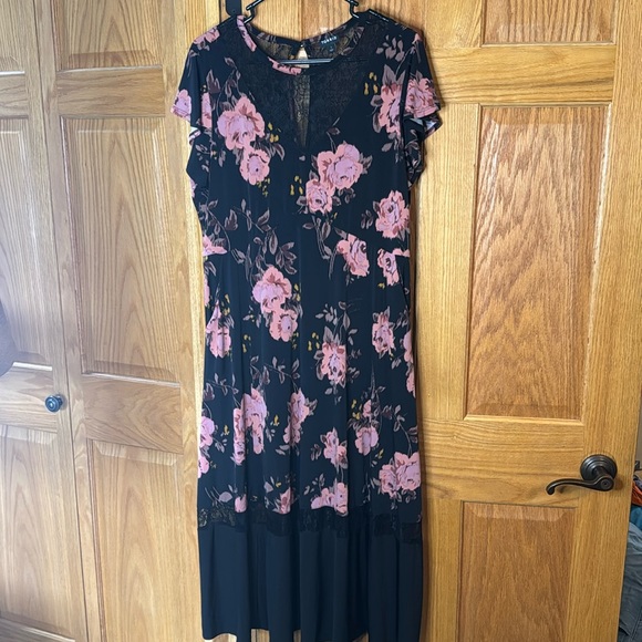 torrid Dresses & Skirts - Torrid Floral Studio Knit Midi Dress Flutter Sleeves Lace Trim Black Size 1